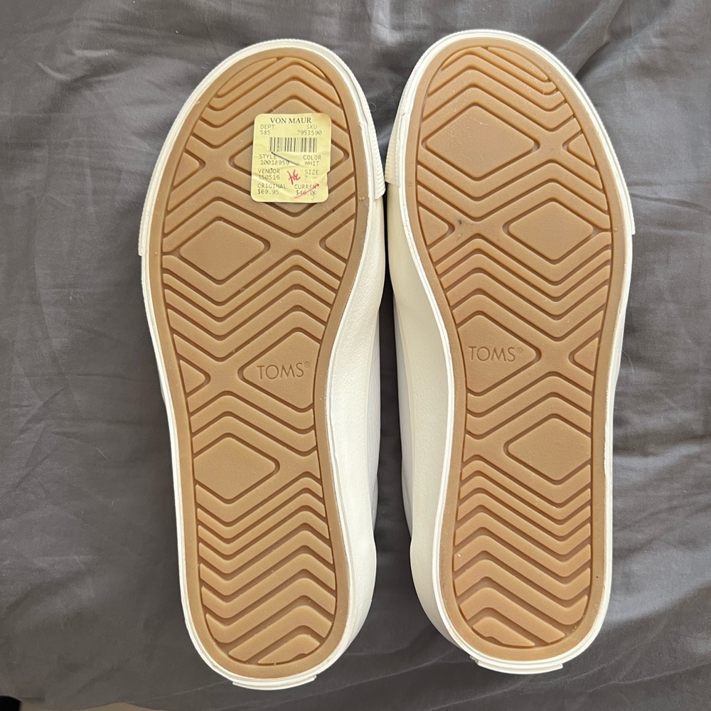 NWT size 7 Toms White Leather Sneakers with Lace-Up Design - Picture 2 of 6